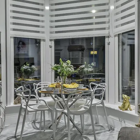 Luxury 2 X Double Bed Central Location شقة *