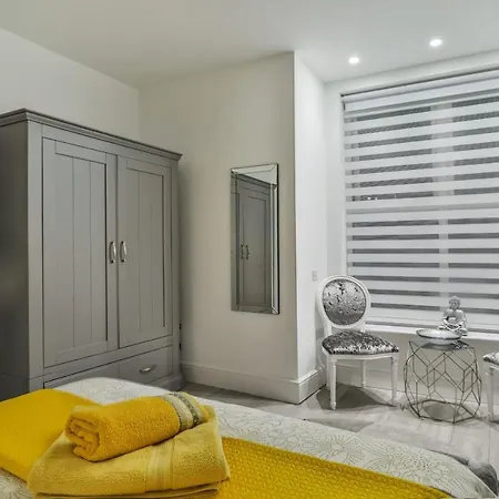 Luxury 2 X Double Bed Central Location Scarborough